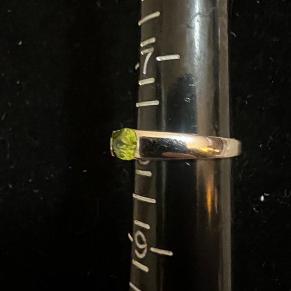 Elegant 925 Sterling Silver Ring with Green Peridot Stone - Beautiful - Picture 2 of 5